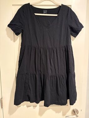 GAP Black Short Sleeve Tiered V-Neck Dress with pockets